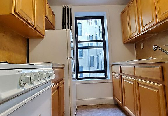 4th image of 1642 Lexington Ave #1