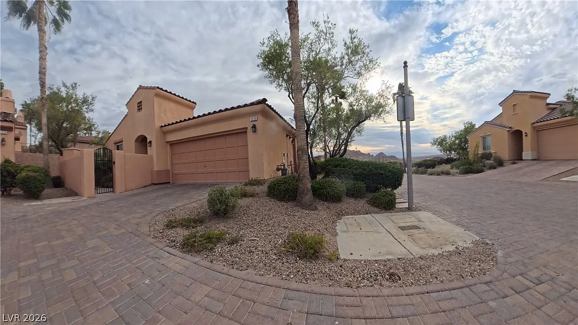 2 bed, 2.0 bath, 1360 sqft, $2,300 — Photo 2