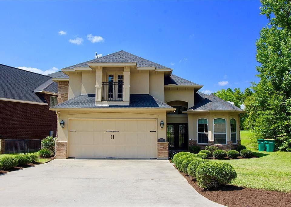 Image 1: Come get this BEAUTIFUL home in Pebble Glen on Lake Conroe! This home is in a GREAT LOCATION near the dam for DEEP WATER, and close to I-45 for convenience to goods and services and your commute! Yet, it's set back in a quiet and peaceful scene! FEEL LIKE YOU'RE ON VACATION EVERY DAY!