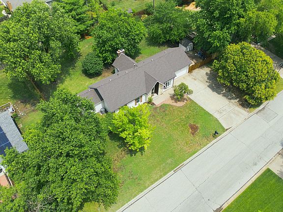3rd image of 608 E Meadow Rd
