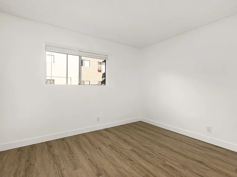 Valle at 9121 Kenwood — Photo 9
