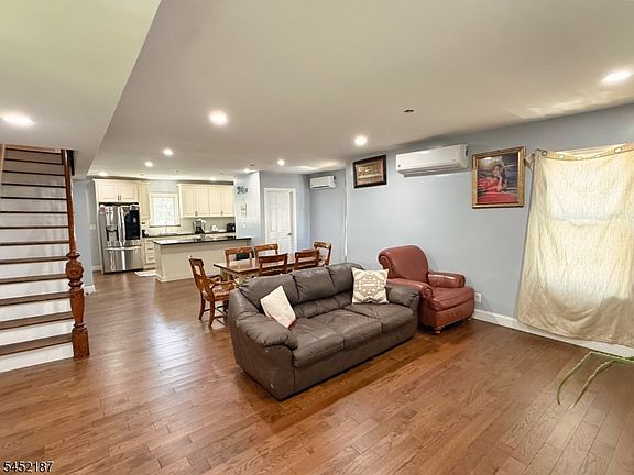 3rd image of 156 E 8Th Ave
