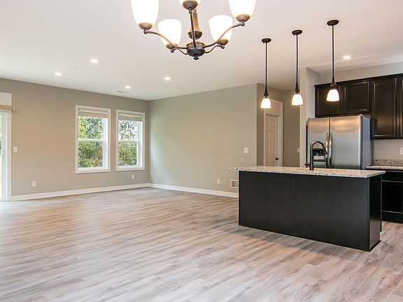 3rd image of 662 Queens Ct