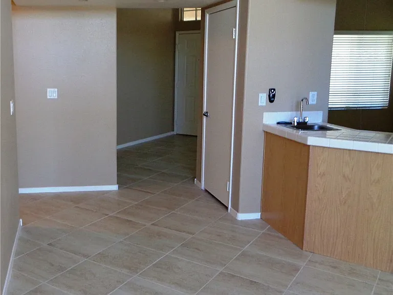 446 Nancy Dr — Photo 6