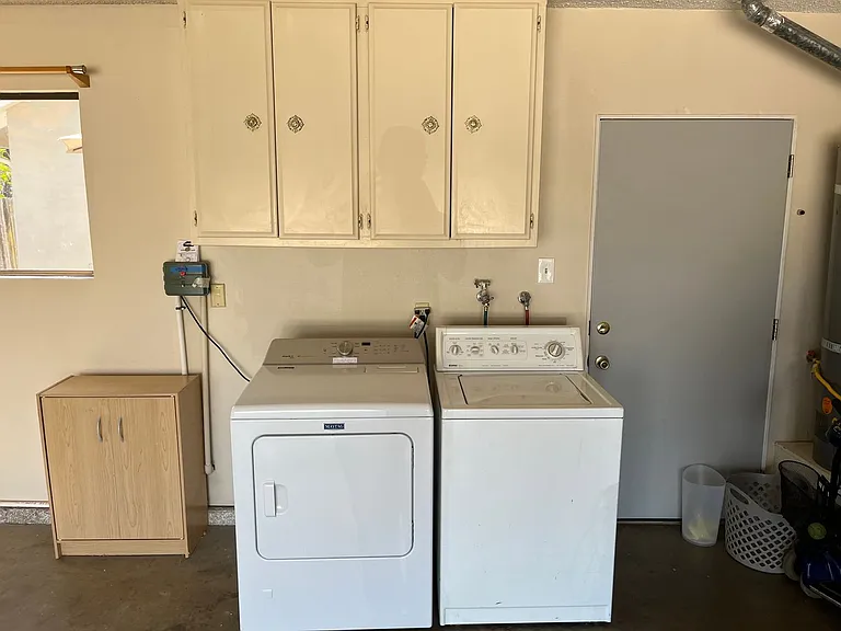 1090 Foxenwood Dr — Photo 13