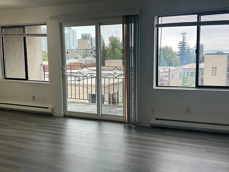 527 Summit Ave E — Photo 12