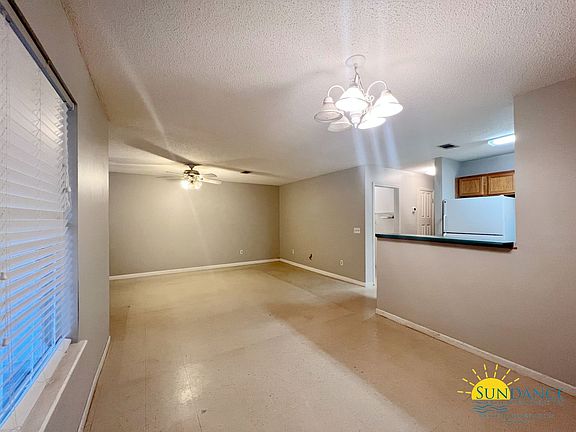 3rd image of 37 Park Cir SE