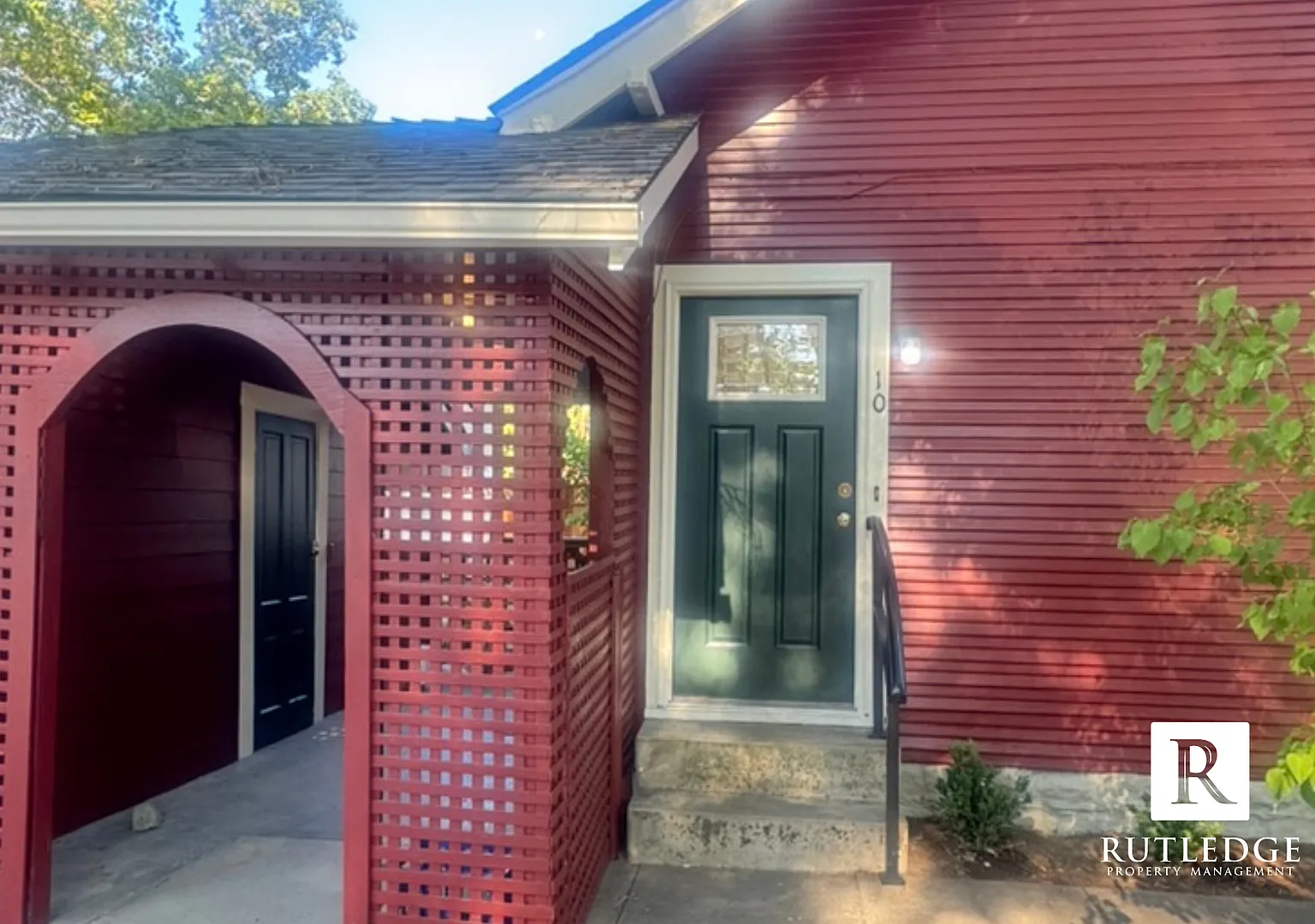 East Medford Victorian Upstairs Apartment (Move In Special!) — Photo 4