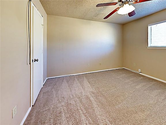 3rd image of 123 Country Bend Dr