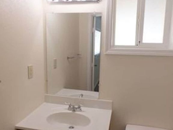 5th image of 632 Porter St