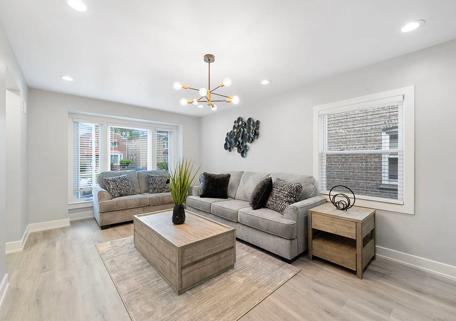 3 bed, 1050 sqft, $2,300 — Photo 3