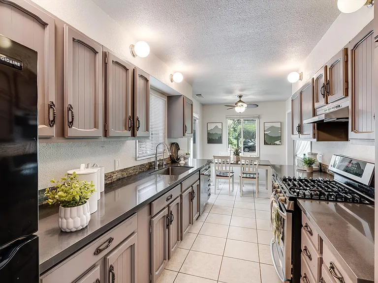 2030 W Lincoln Ave — Photo 16