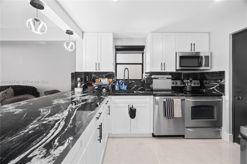 2302 S Cypress Bend Dr APT 306, photo 2