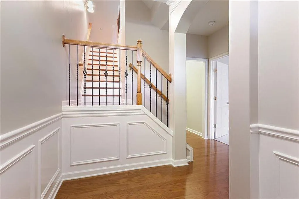 4 bed, 3.5 bath, 2800 sqft, $3,050 — Photo 2