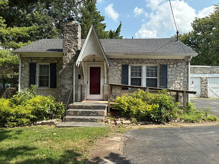 1338 College St — Photo 2