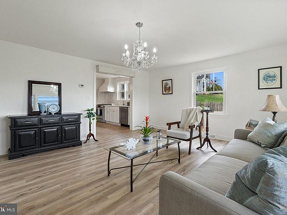 4th image of 79 E Shirley Ave