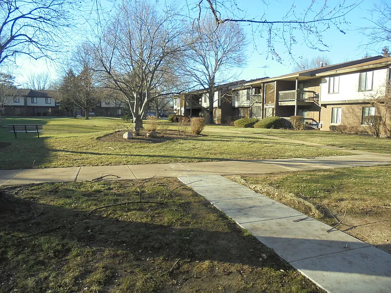 566 Somerset Ln #2 — Photo 3