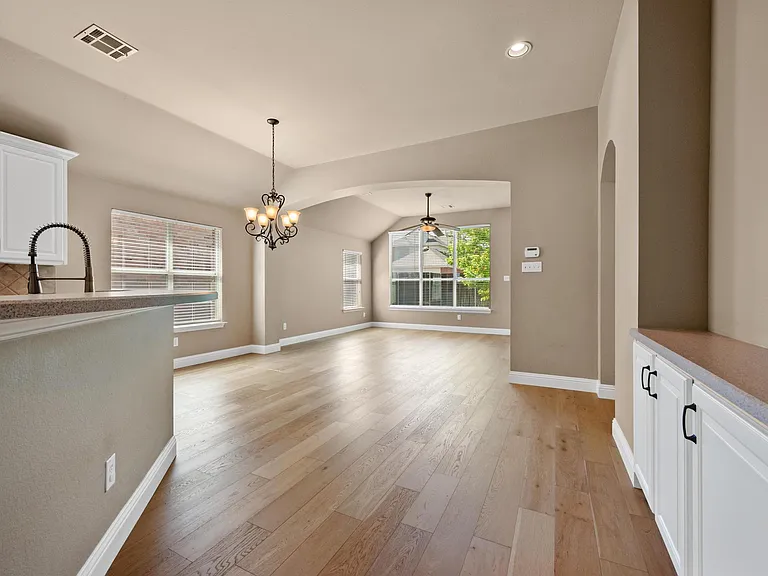 4617 Kingsway Ln — Photo 2