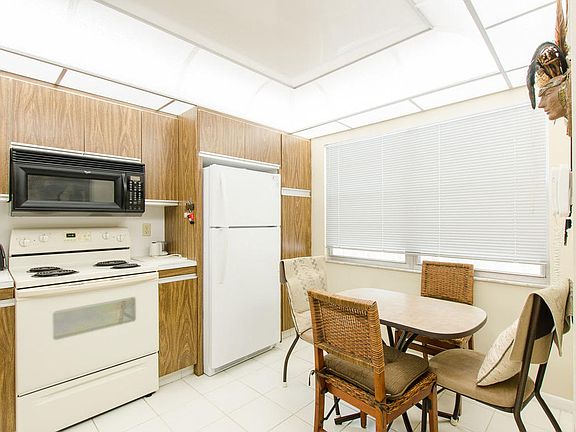 3rd image of 2101 Lucaya Bnd APT F2