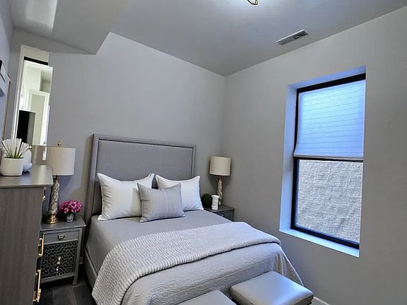 4th image of 1004 S Oakley Blvd #1R