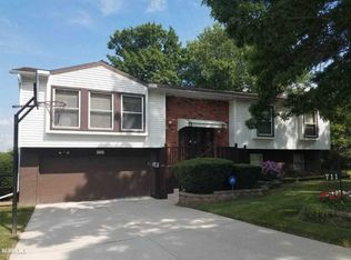 711 S Carthage Dr, Freeport, IL 61032