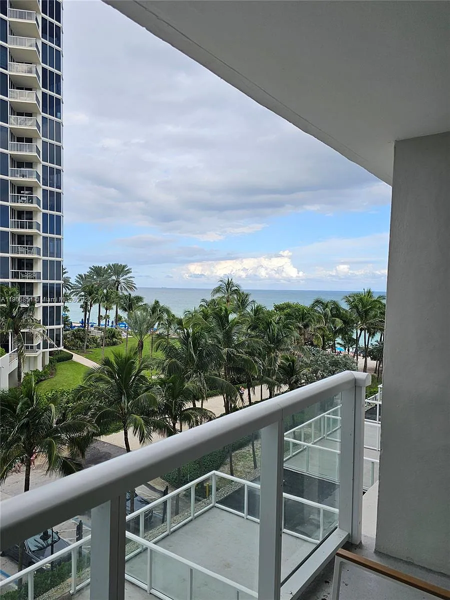 Building Photo - 19201 Collins Ave #324