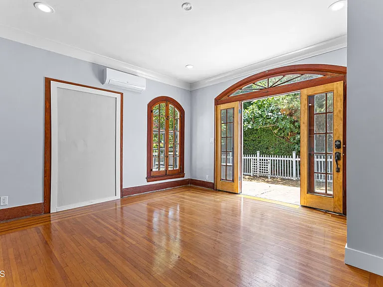1115 S Wilton Pl #B — Photo 2