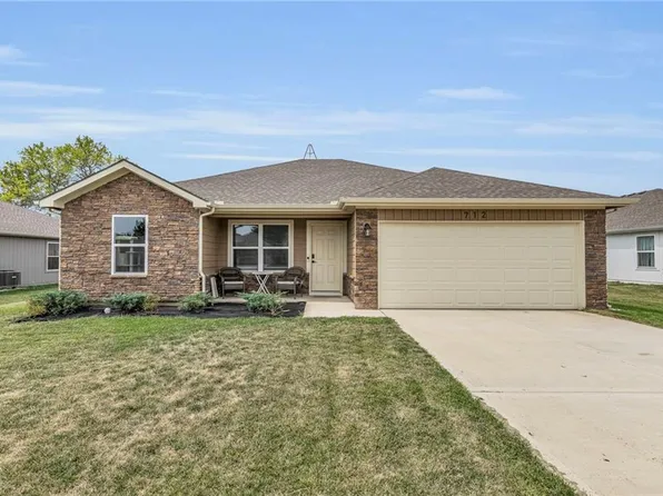 712 Hidden Meadows Dr, Paola, KS 66071