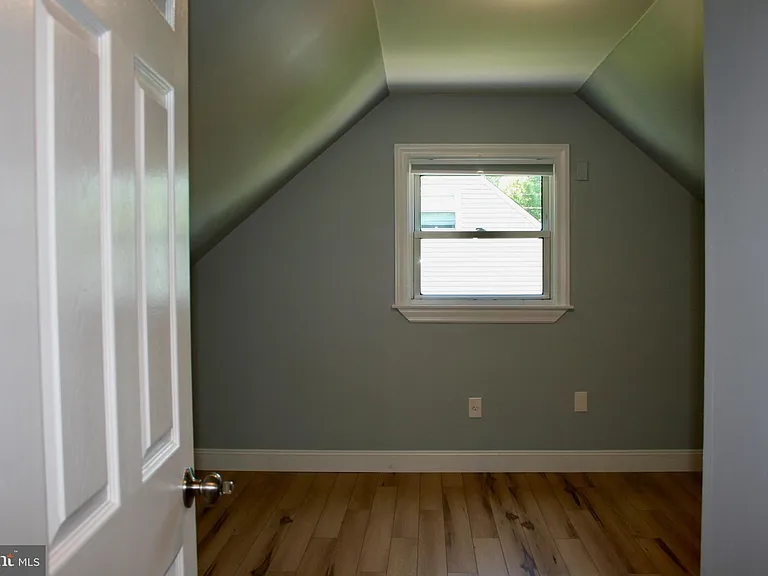 124 Stratford Ave — Photo 22