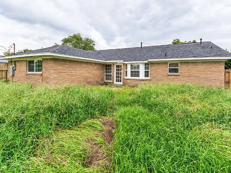700 Meadowglen Dr — Photo 8