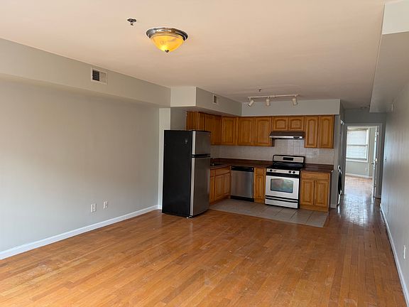 3rd image of 1122 Buttonwood St #C
