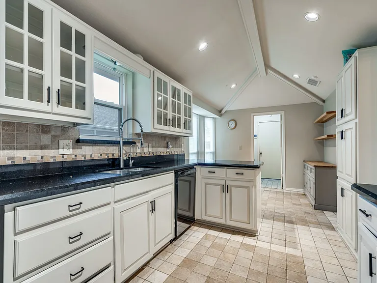 1728 Tawakoni Ln — Photo 2