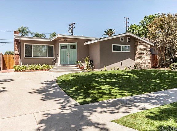 PLANT YOUR ROOTS HERE!! In the highly sought after Park Plaza area of E. Long Beach