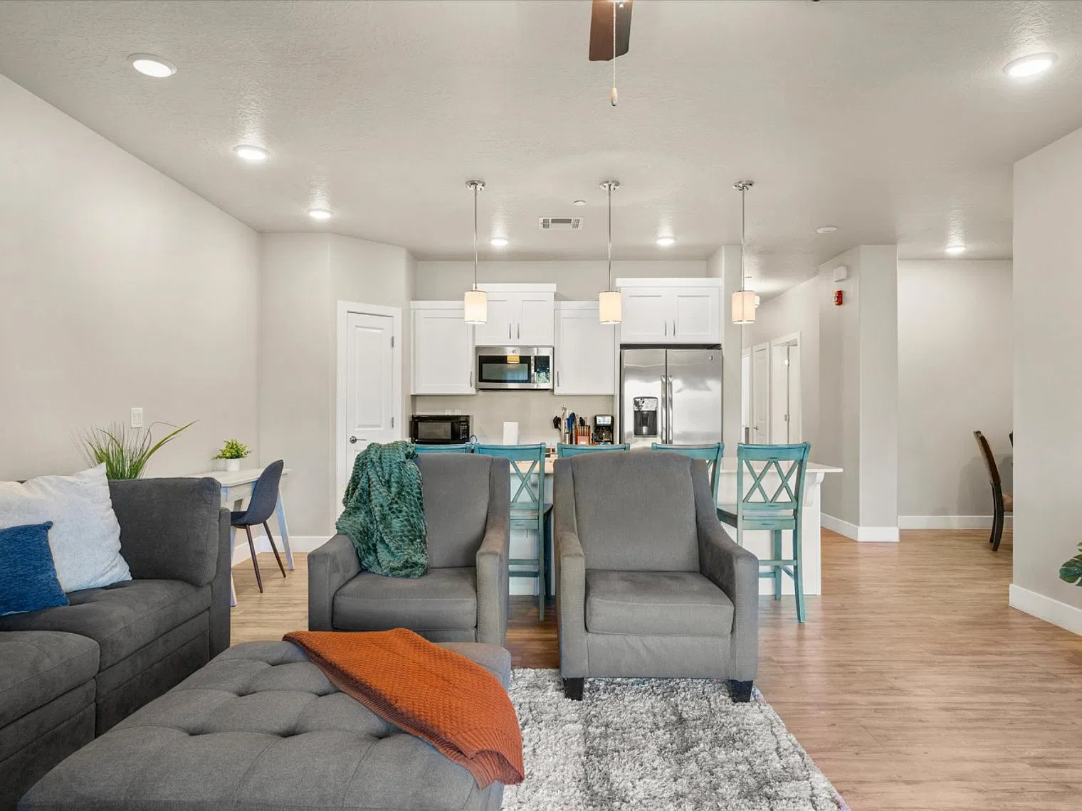 3 bed, 3.0 bath, 1453 sqft, $5,526 — Photo 4