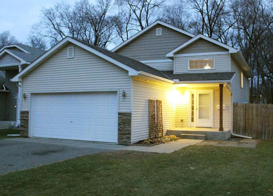1st image of 302 3rd Ave N