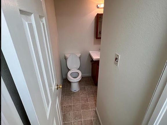 2nd image of 915 Grand Ave