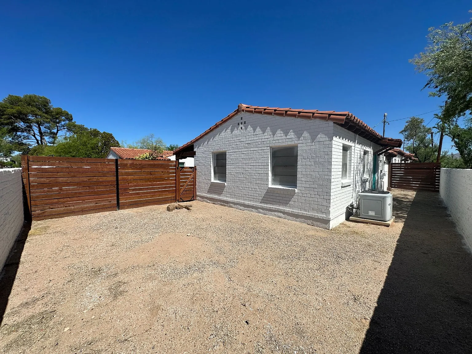 1 Bedrooms Near U of A! Cottage Style Homes with Washer/Dryers and Renovated! — Photo 3