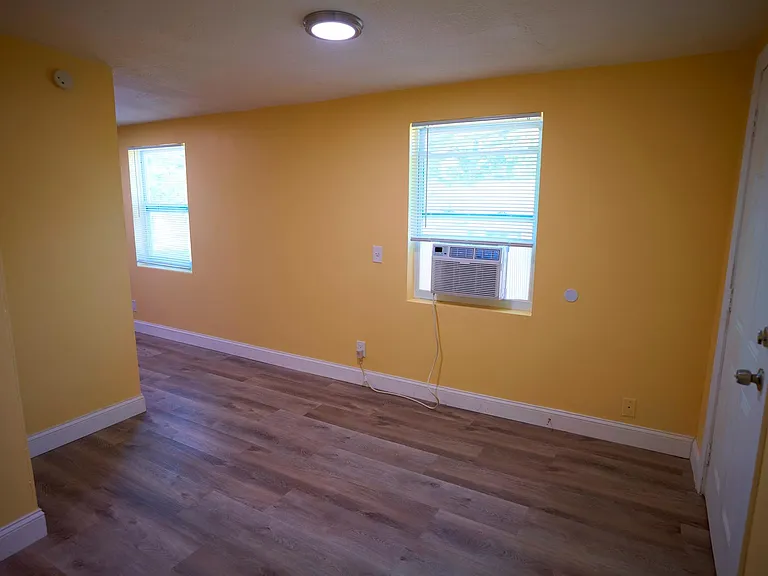 1666 N Myrtle Ave — Photo 4