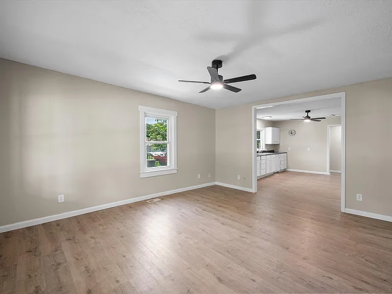 123 E Main St — Photo 13