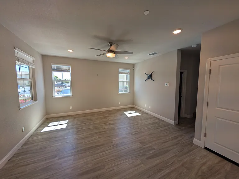 953 Posey St — Photo 7
