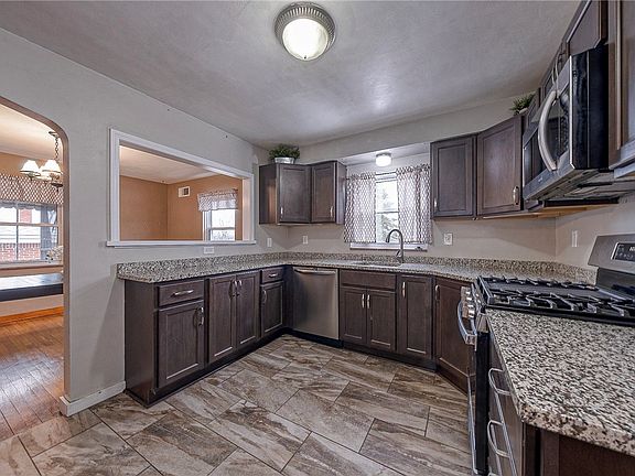 4th image of 2704 Skyline Dr