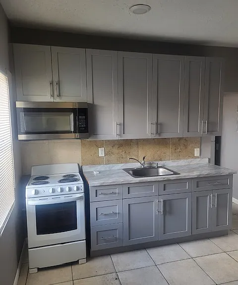 1639 NW 3rd St #7 — Photo 1