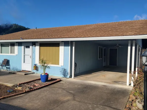 106 Rogue Ln, Rogue River, OR 97537