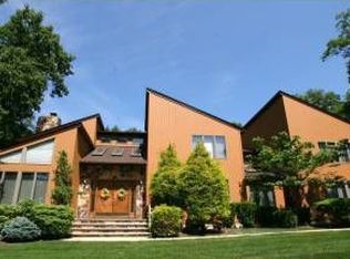 2 Fairway Dr, Green Brook, NJ 08812