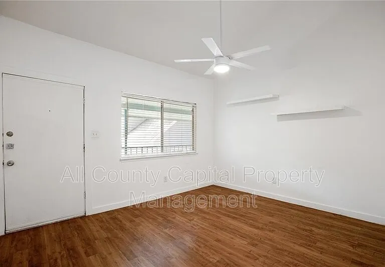 502 W 35th St #205 — Photo 5