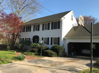 25 Inchcliffe Dr, Gales Ferry, CT 06335