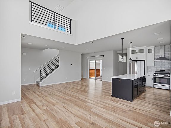 3rd image of 12811 186th Avenue E