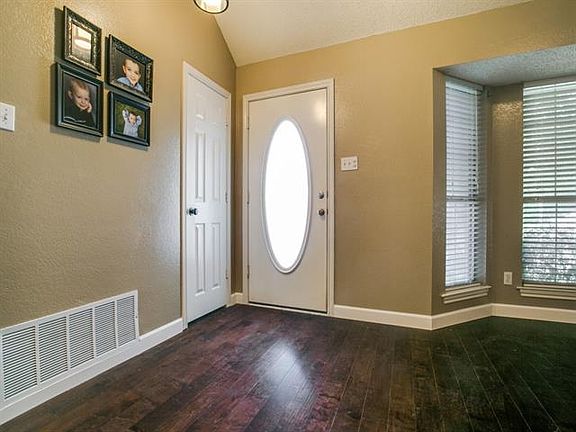 3rd image of 1052 Spring Hill Dr