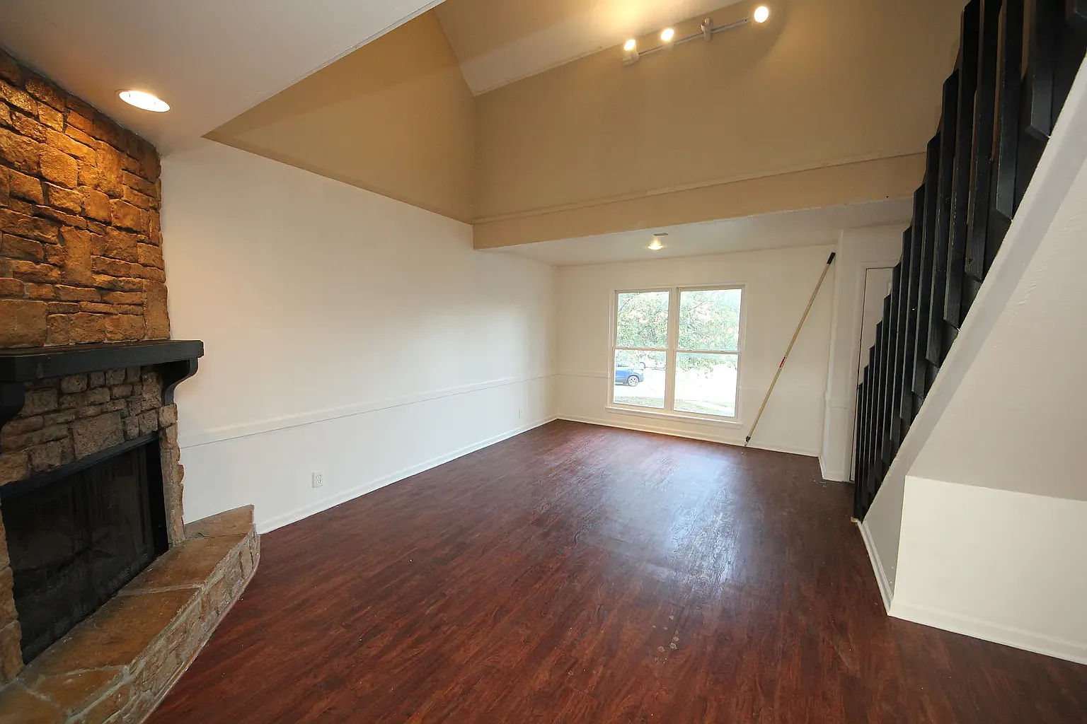 3 bed, 1.5 bath, 1400 sqft, $1,600 — Photo 2