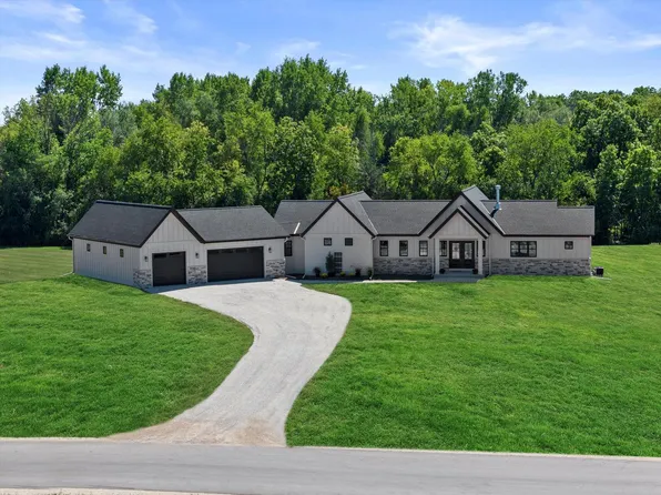 37305 Red Oak DRIVE, Oconomowoc, WI 53066